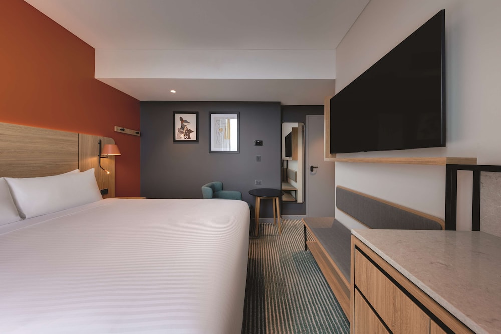 ROOM, QUEEN BED