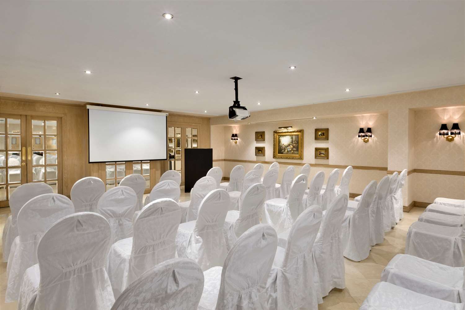 Hawthorn Suites By Wyndham Al Khobar 42/43