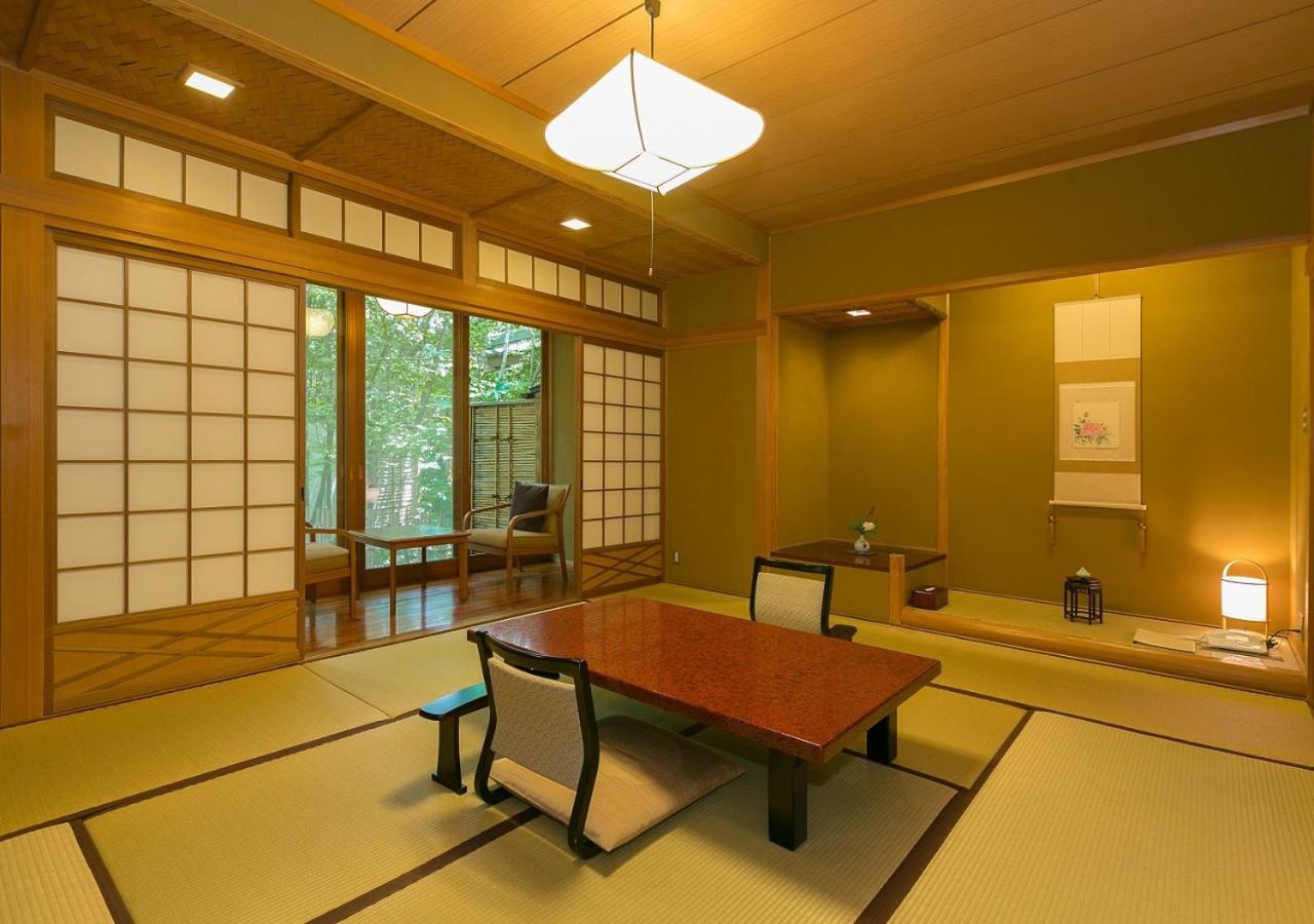 Japanese, 4 Futon Beds, Bathtub