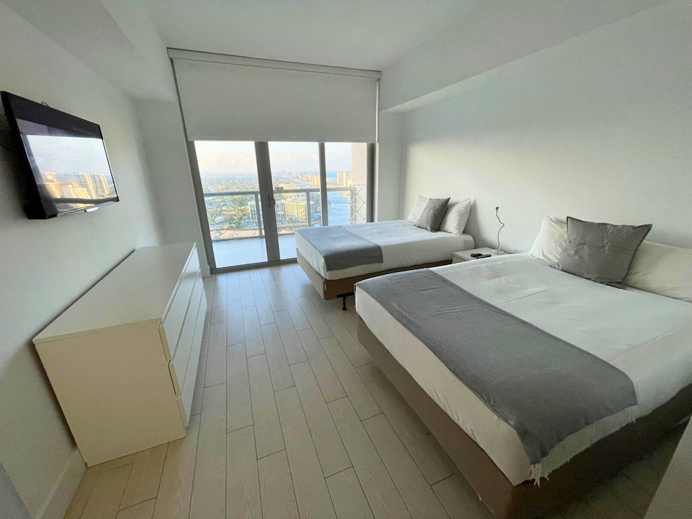 Design, Penthouse, 1 King and 2 Double Beds, Sofa