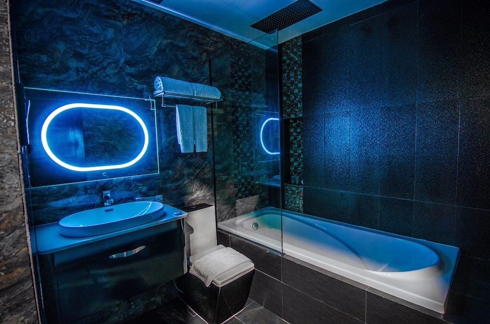 Eloisa Royal Suites 38/58
