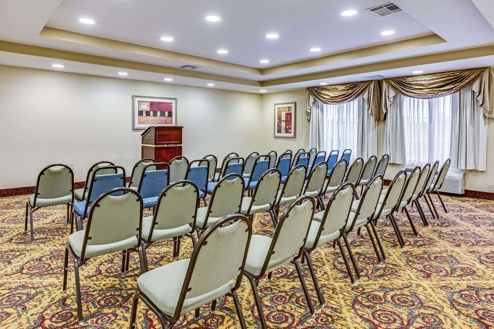 La Quinta Inn & Suites by Wyndham Canton MS 35/37