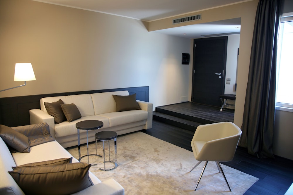 Ego Hotel 50/69