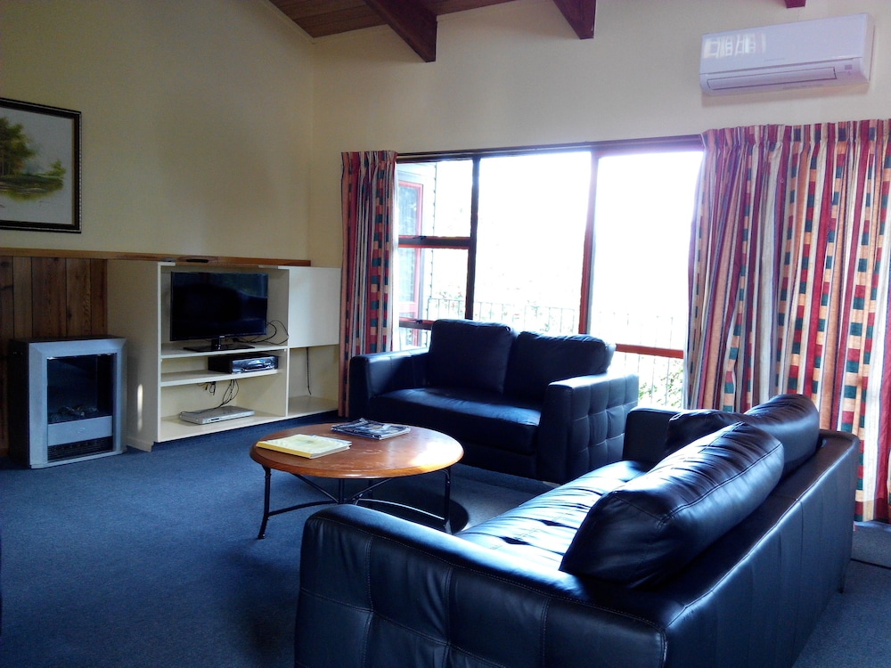 Larchwood Motel 17/25