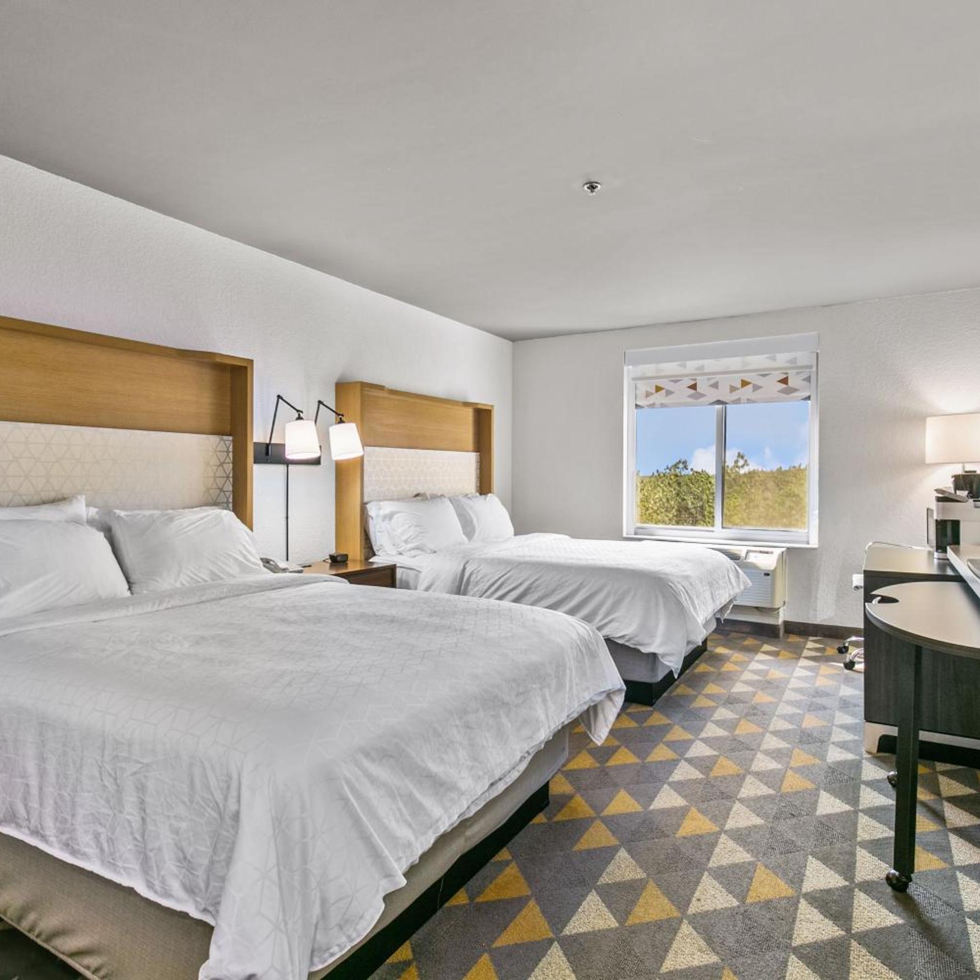 Standard, 2 Queen Beds, Bathtub, Accessible
