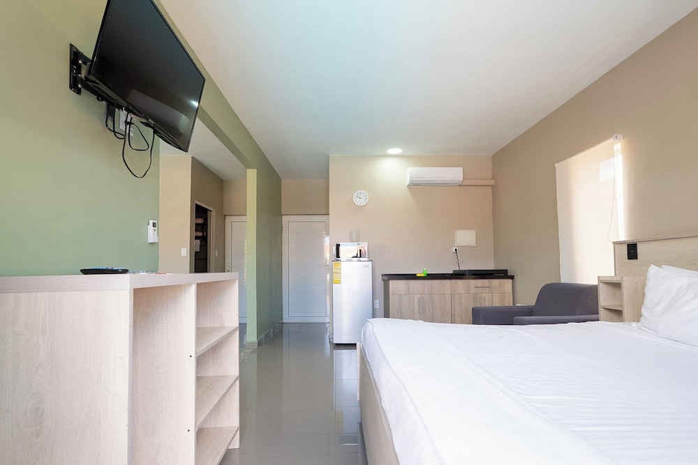 غرفة عائلية بسريرين كوين بإطلالة على المسبح مع أريكة، Delynne Boutique Hotel 4/10