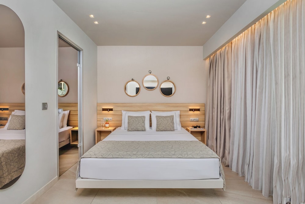 DELUXE, STUDIO, DOUBLE BED, POOL VIEW, SOFA