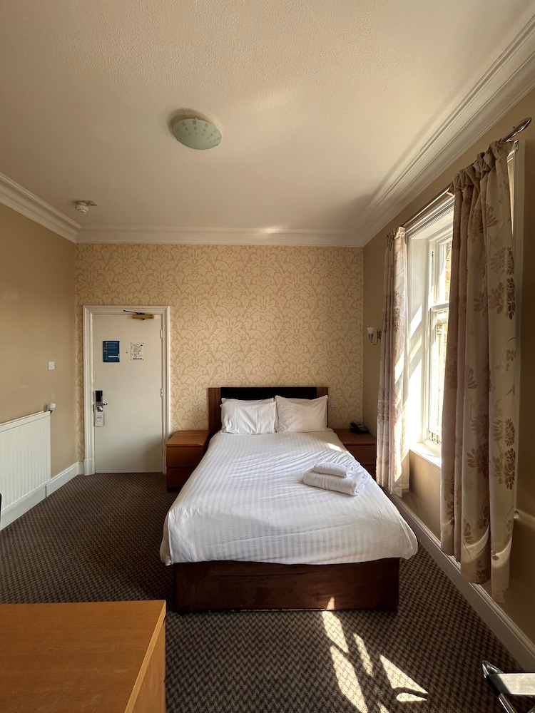 The Crown Hotel 24/74