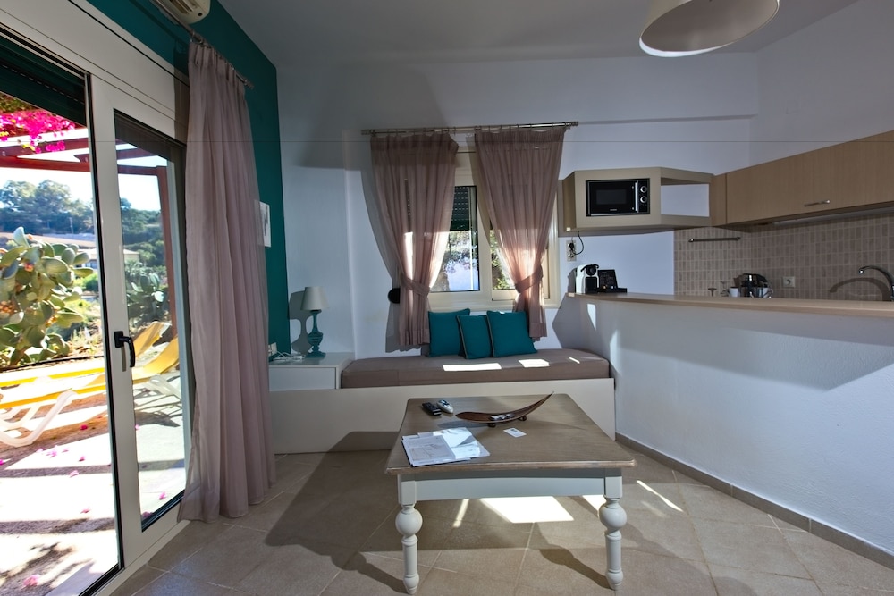 Pela Mare Hotel 11/77