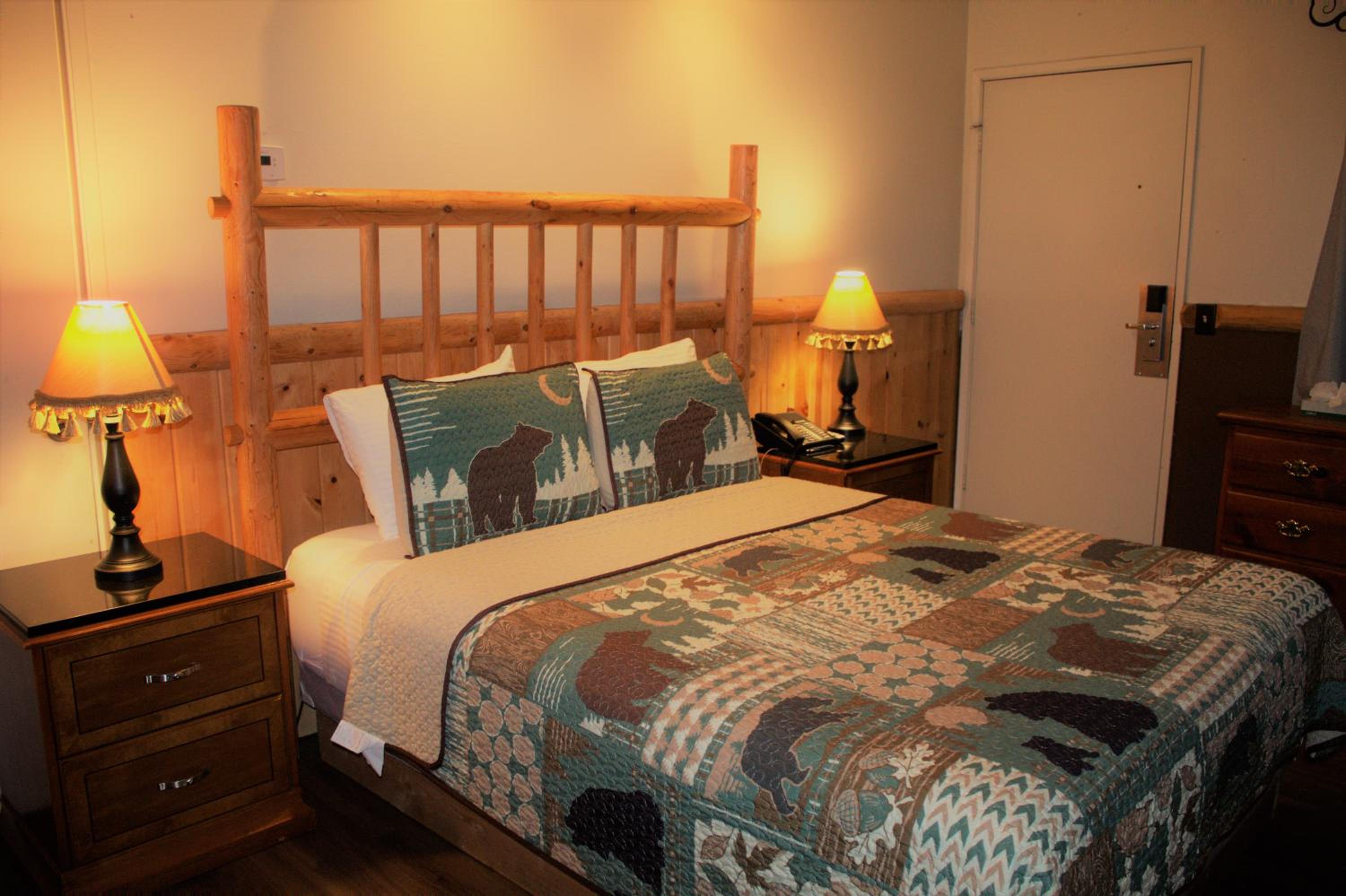 غرفة بسرير كوين، Fireside Lodge 3/7