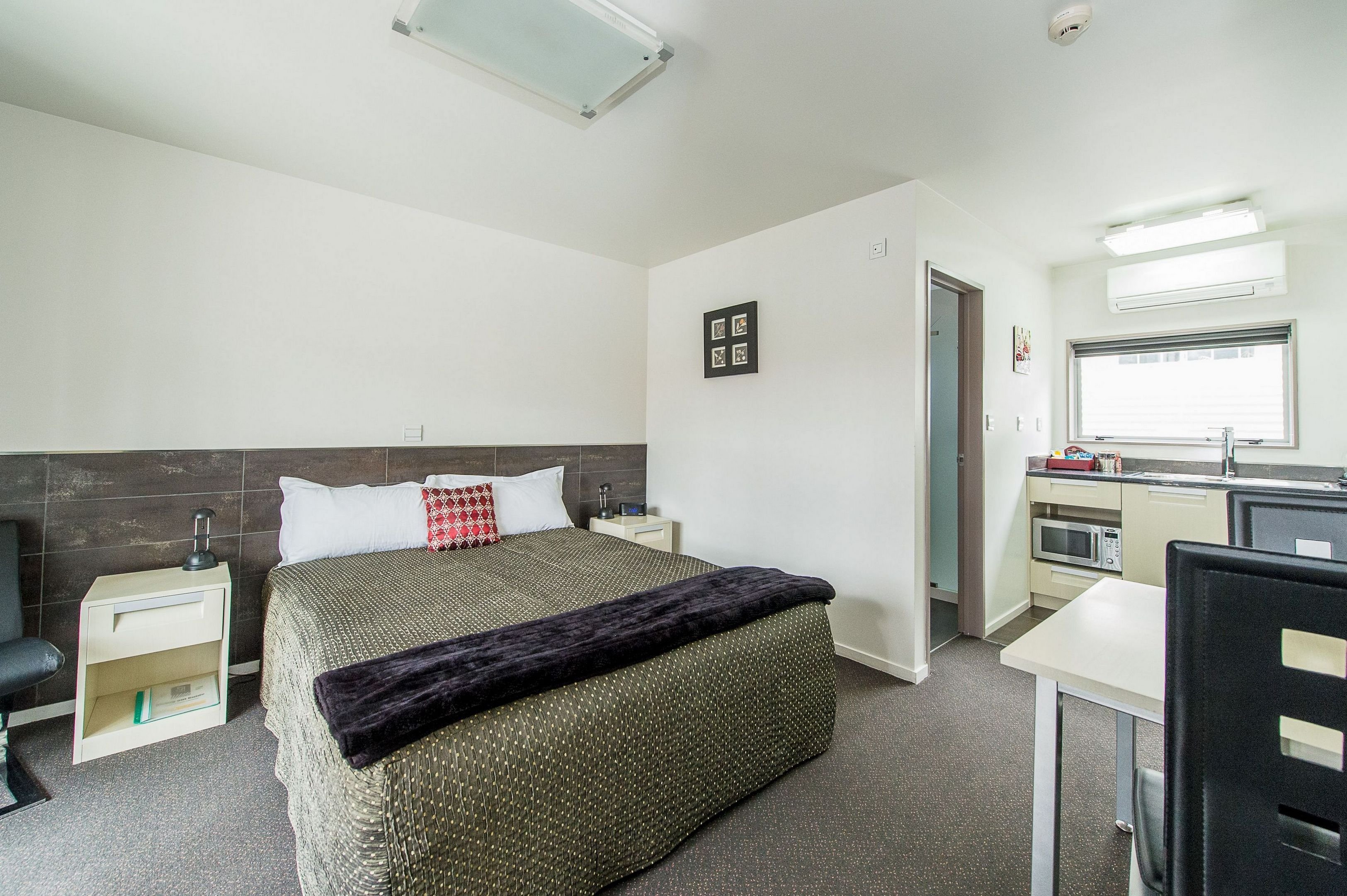 151 On London Motel 8/42