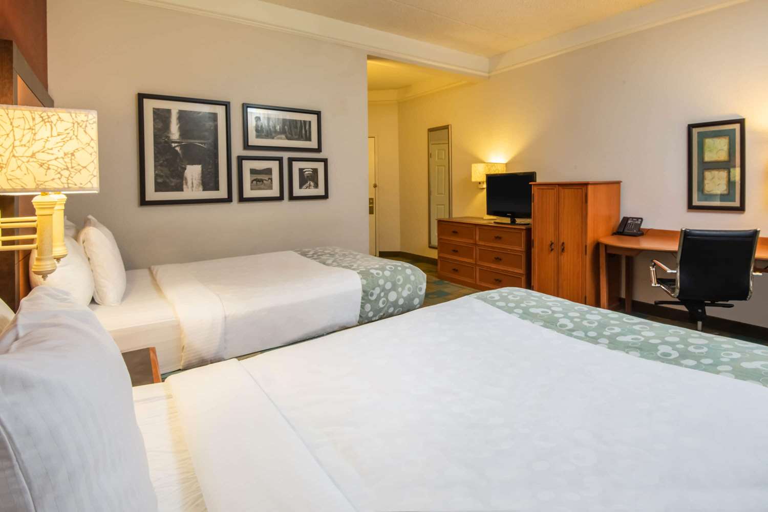 La Quinta Inn & Suites by Wyndham Colorado Springs South AP 12/33