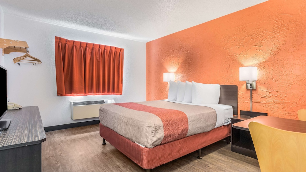 1 Queen Bed - ADA/Tub/Premium/Mini Fridge