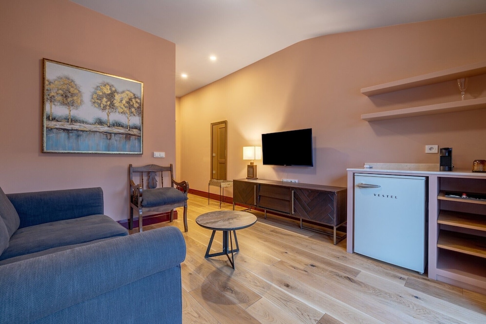 Yonca Anjelika Otel +12 27/50