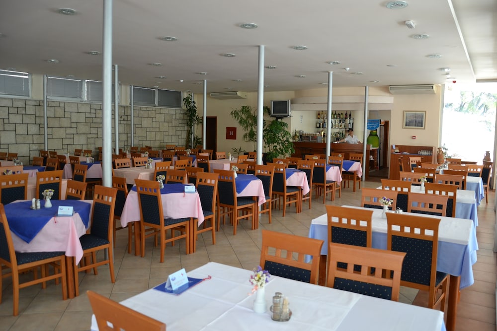 BRZET HOTEL OMIS 22/50