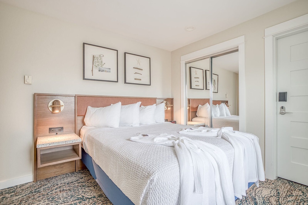 Pacific, Suite, 2 Queen Beds