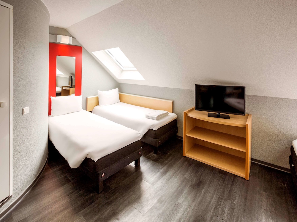 IBIS CHERBOURG LA GLACERIE 37/77