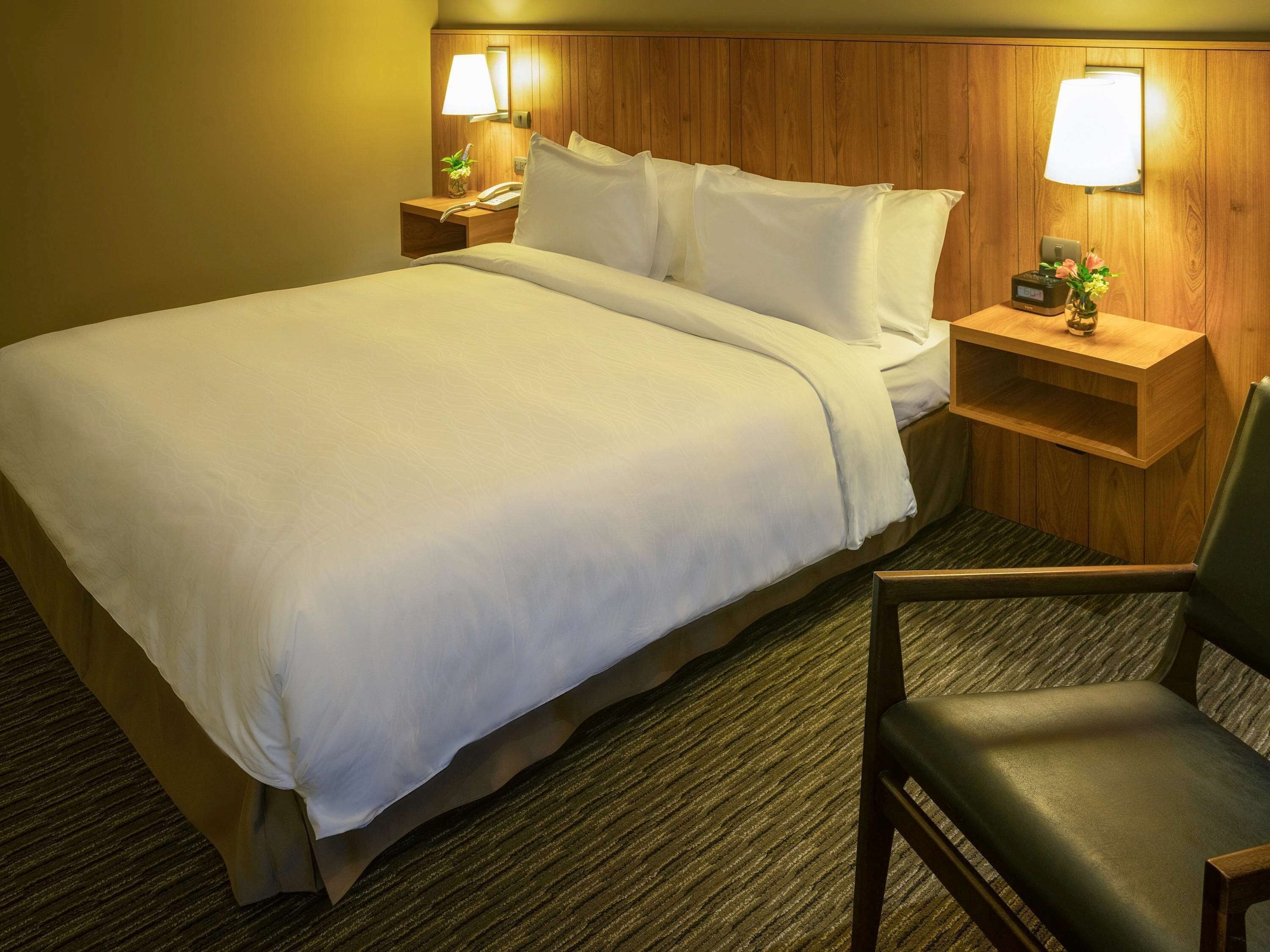 DELUXE, KING BED