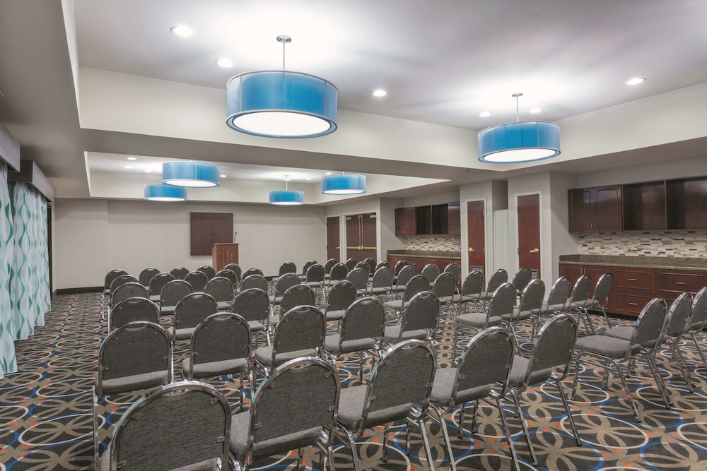 La Quinta Inn & Suites by Wyndham Covington 35/45