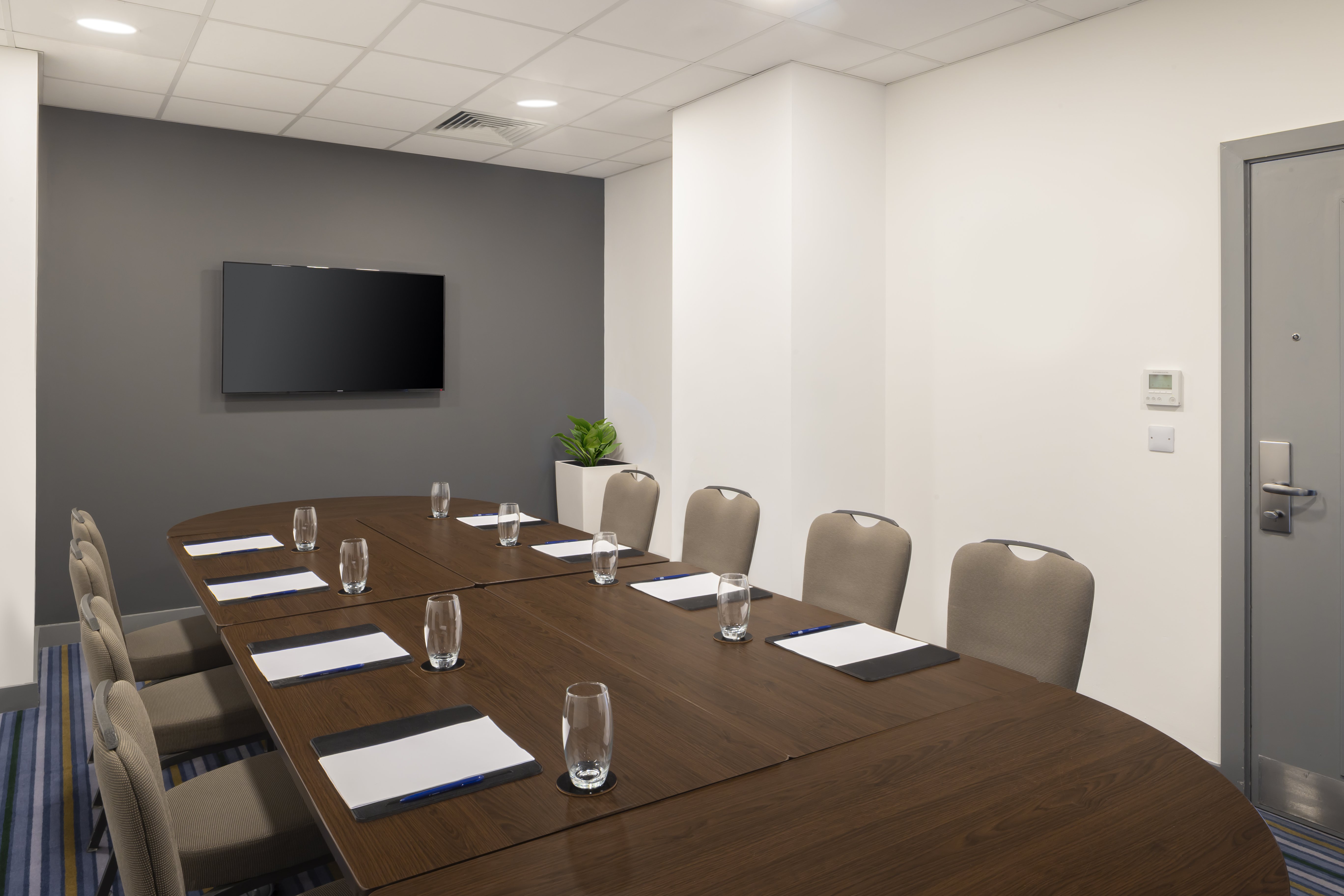 Holiday Inn Express Aberdeen Airport 58/72