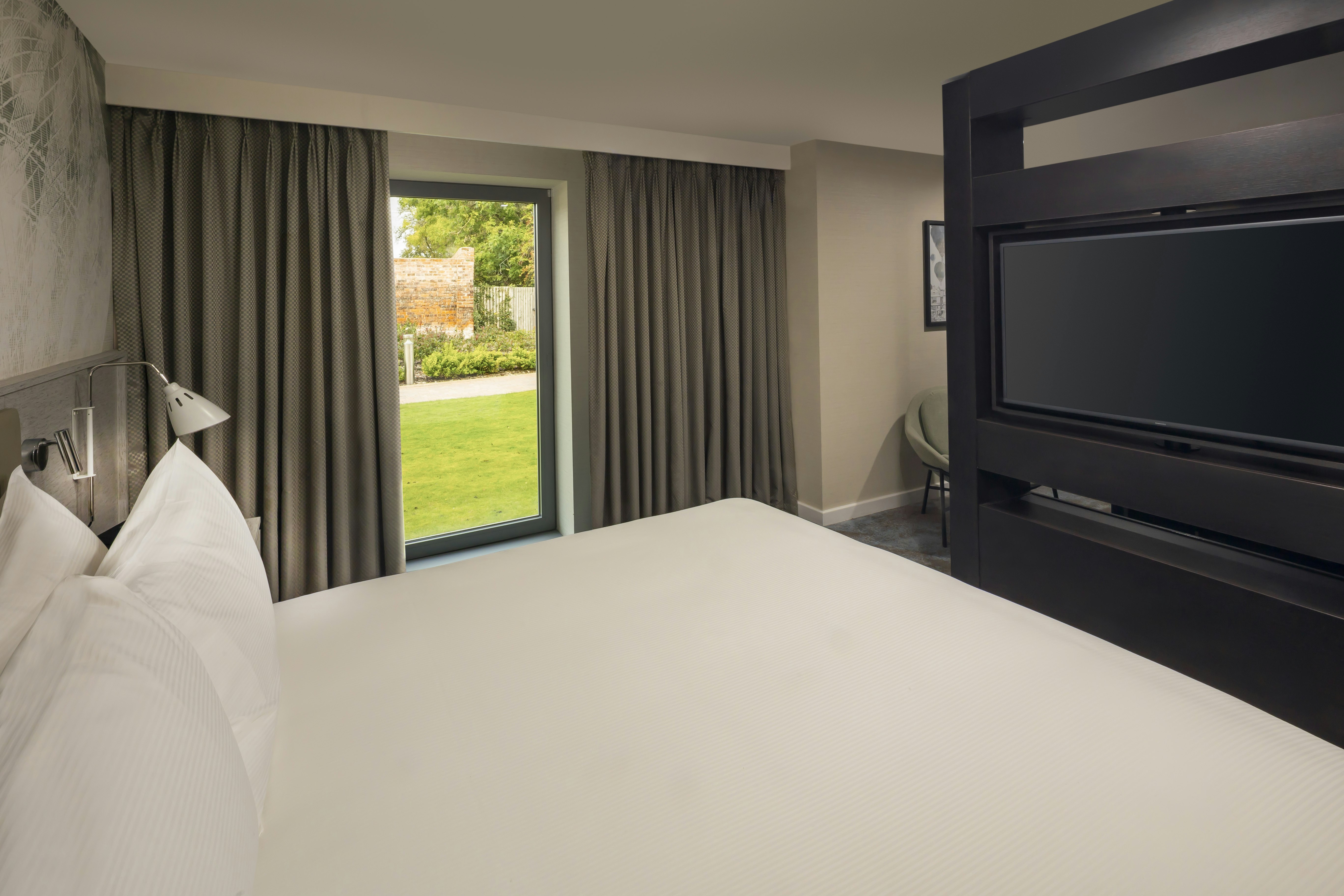 DELUXE, KING BED