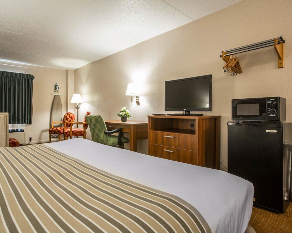 Econo Lodge Inn & Suites at Fort Moore 8/31