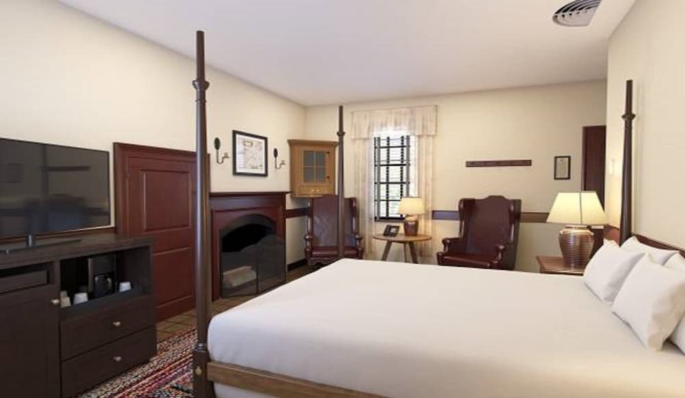 CLASSIC, HOUSE, QUEEN BED