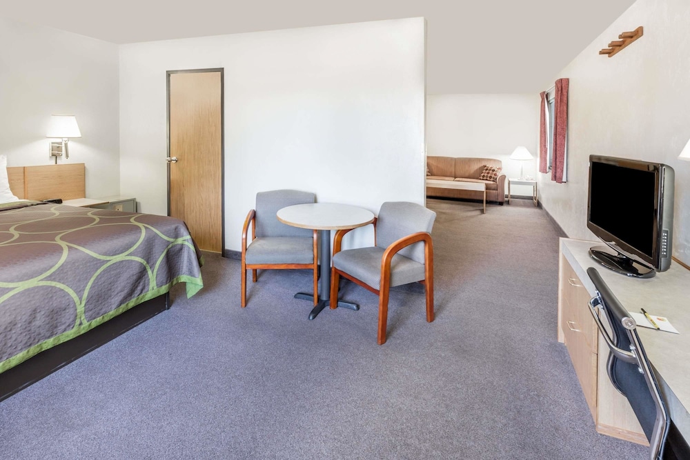 Super 8 By Wyndham Bend OR 43/50