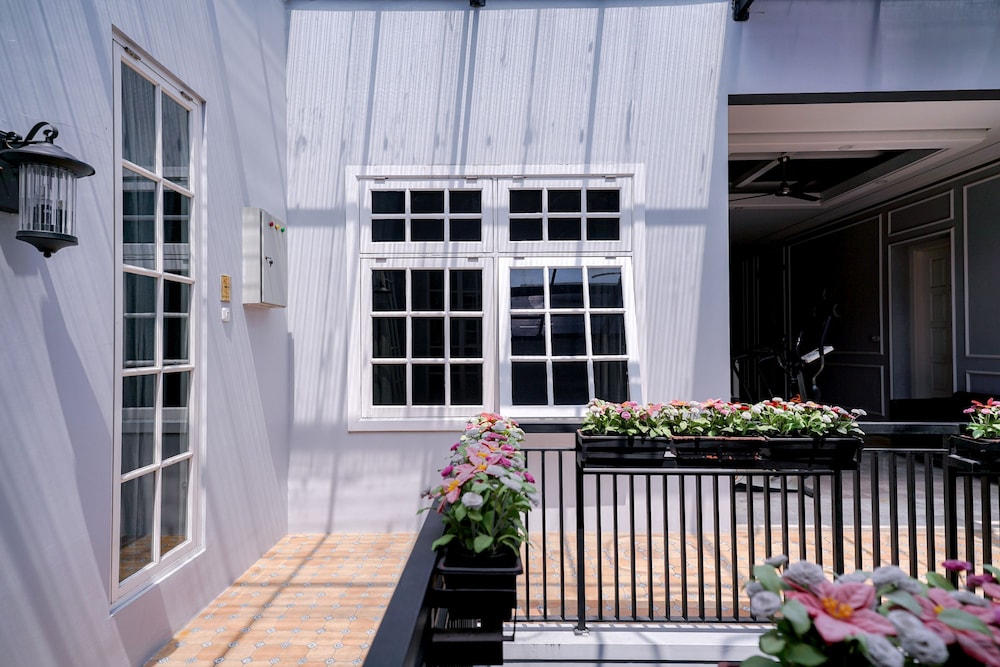 Reddoorz Premium Near Rs Pondok Indah 2/46