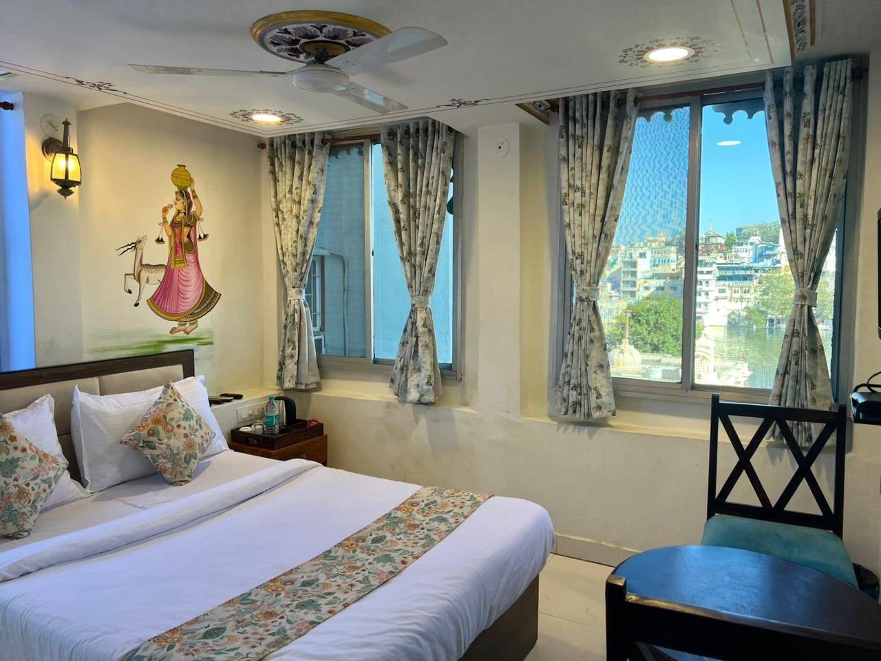 Deluxe, Queen Bed