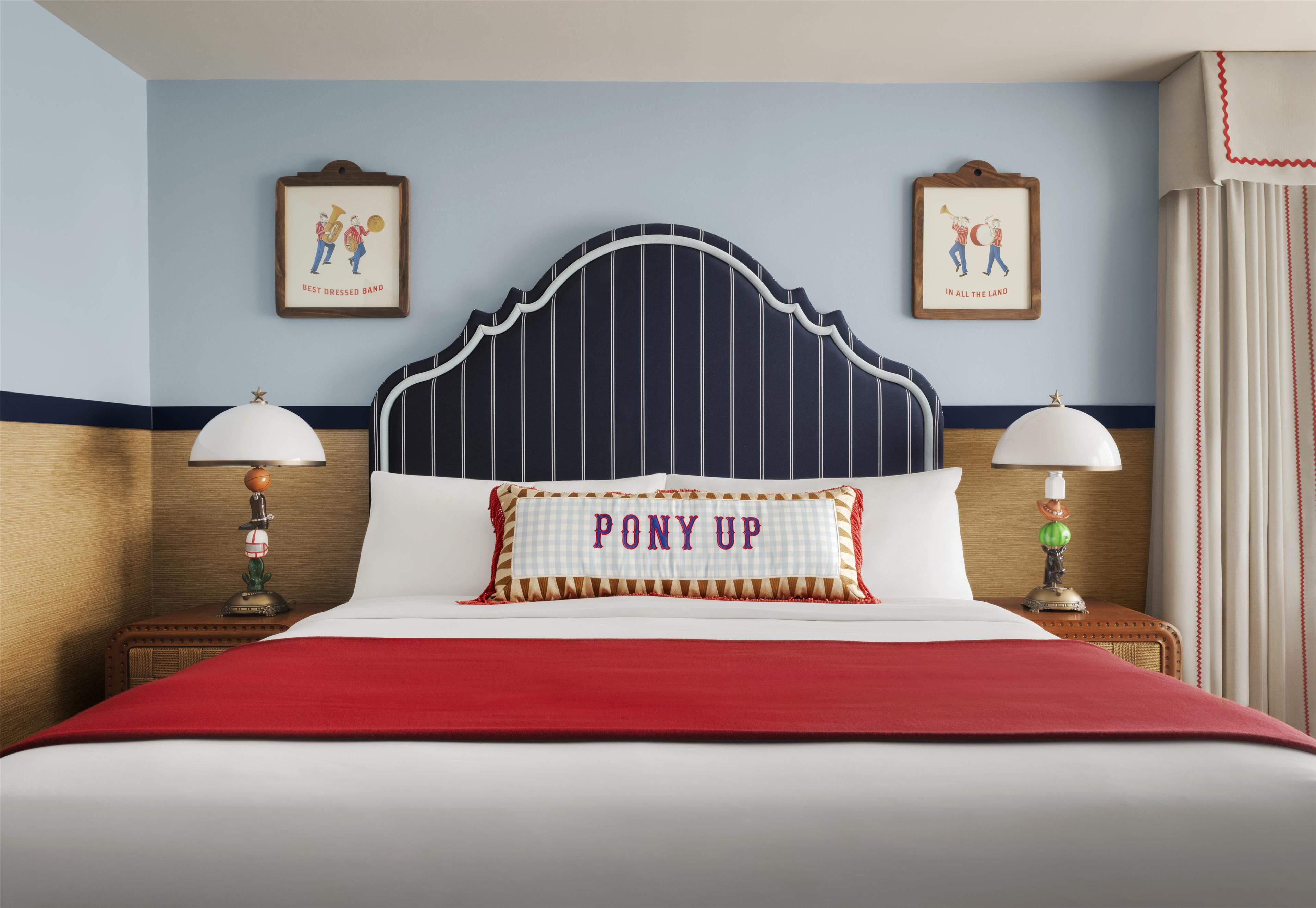 INTERIOR, GRADUATE, KING BED, NO WINDOW