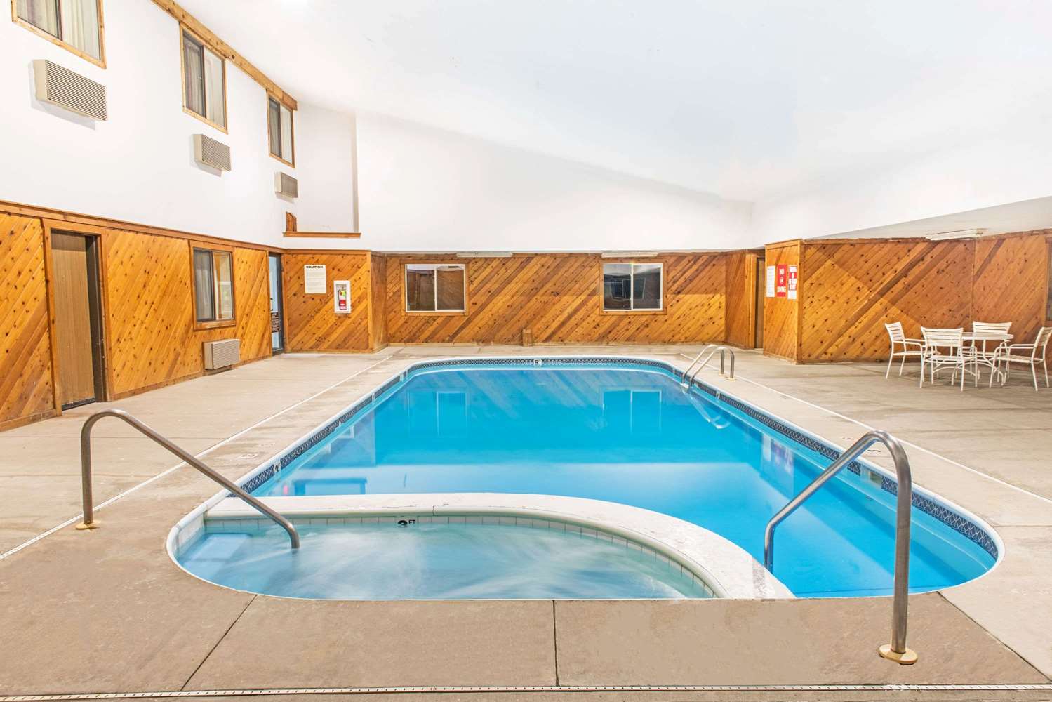 Super 8 by Wyndham Richfield Area 2/9