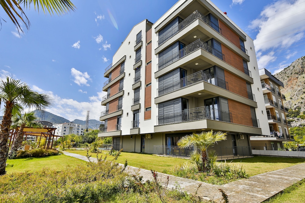 Mene Suites 4/33