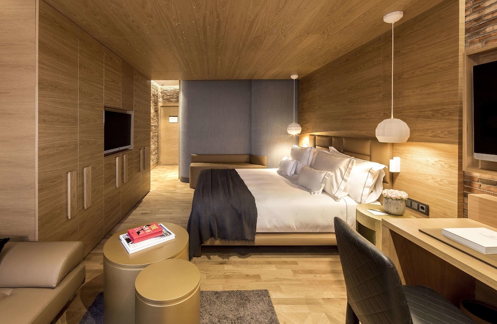 Monument Hotel 26/53