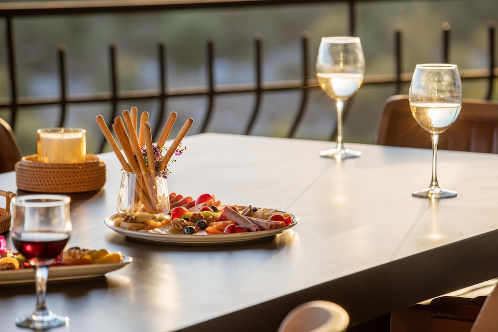 Hill House - Adults Only 24/50