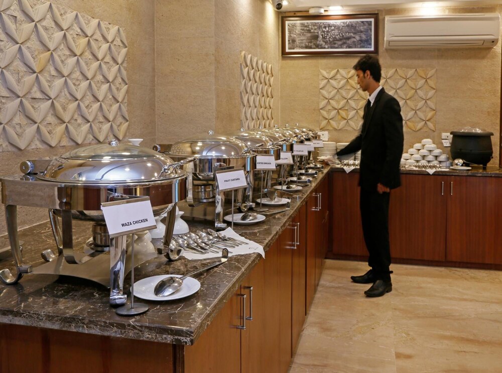 Clarks Inn Srinagar (Ex Hotel Spring Hills) 45/50