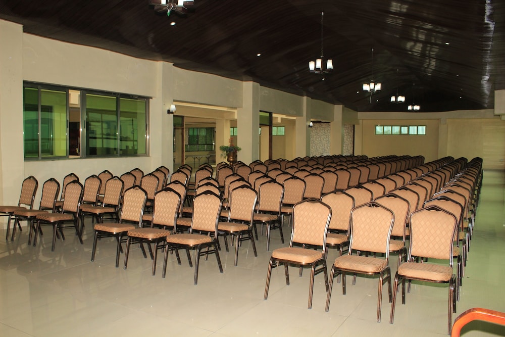 The Legacy Hotel & Suites 30/33