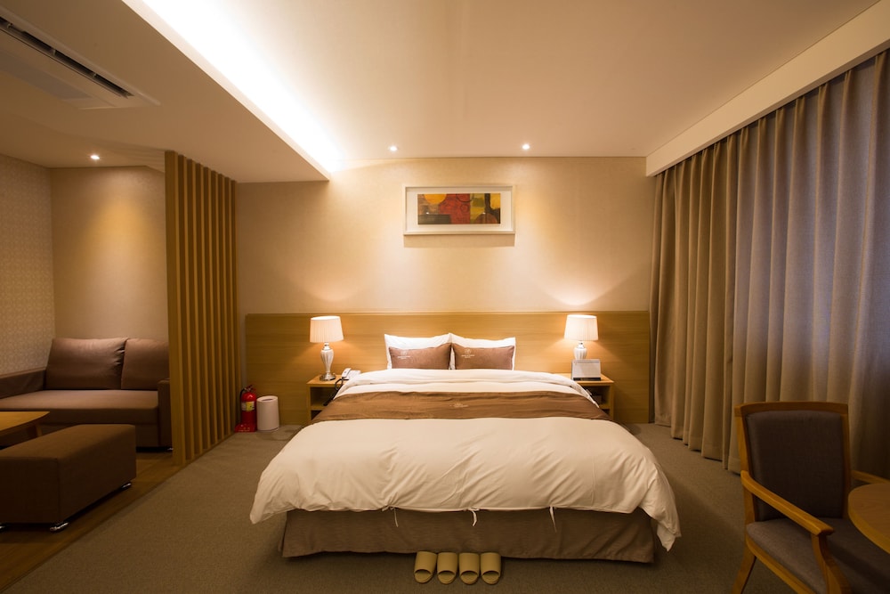 DELUXE, DOUBLE BED