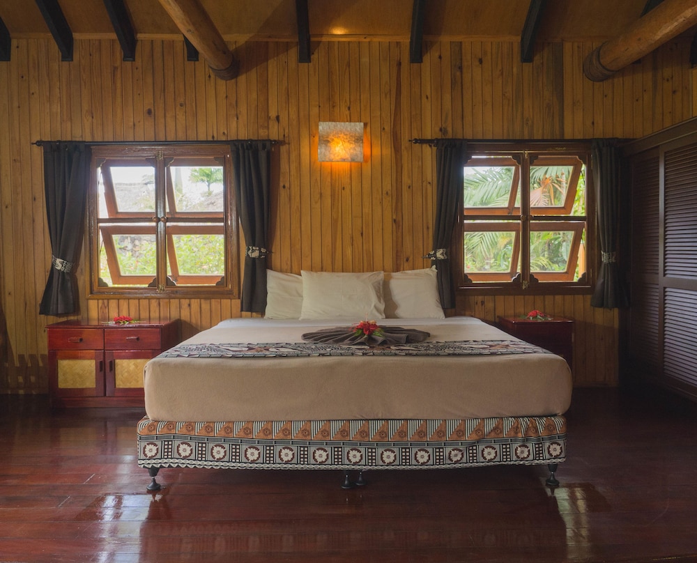 Bure, 1 King and 1 Single Beds, Beach Front