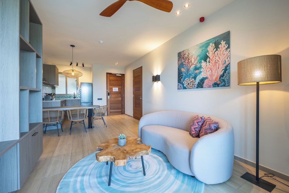 Dolphin Suites 33/50