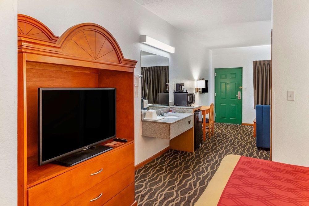 Econo Lodge Inn & Suites Albany North 33/41