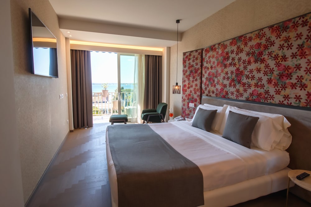 SUPERIOR, DOUBLE BED, LAKE VIEW, BALCONY