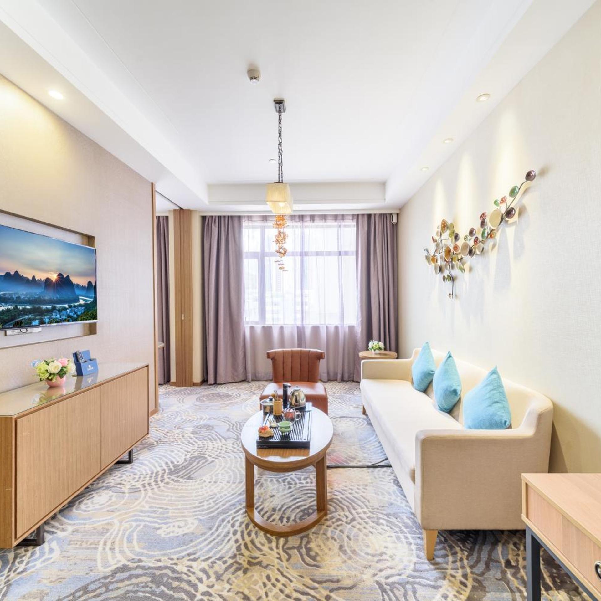 Qian Hai Holiday Hotel 47/68