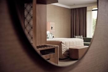 Deluxe, King Bed, Canal View, Jetted Tub