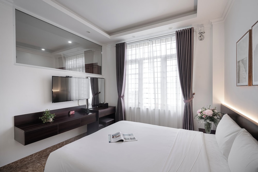 CLASSIC, STUDIO, SUITE, QUEEN BED, CITY VIEW