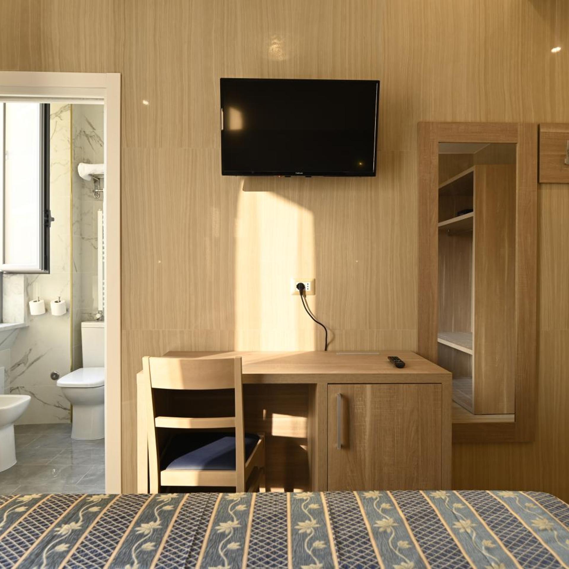 Hotel Midway 50/50