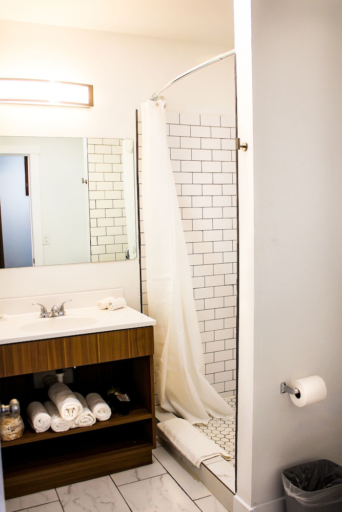 Blue Sage Inn & Suites 42/46