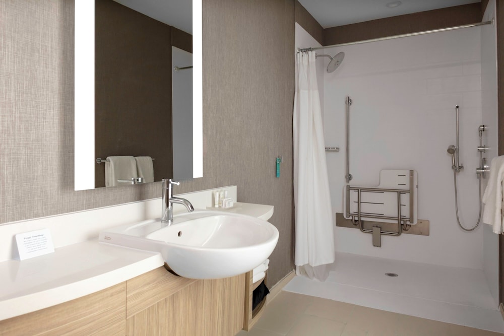 SpringHill Suites Kansas City Airport 31/33