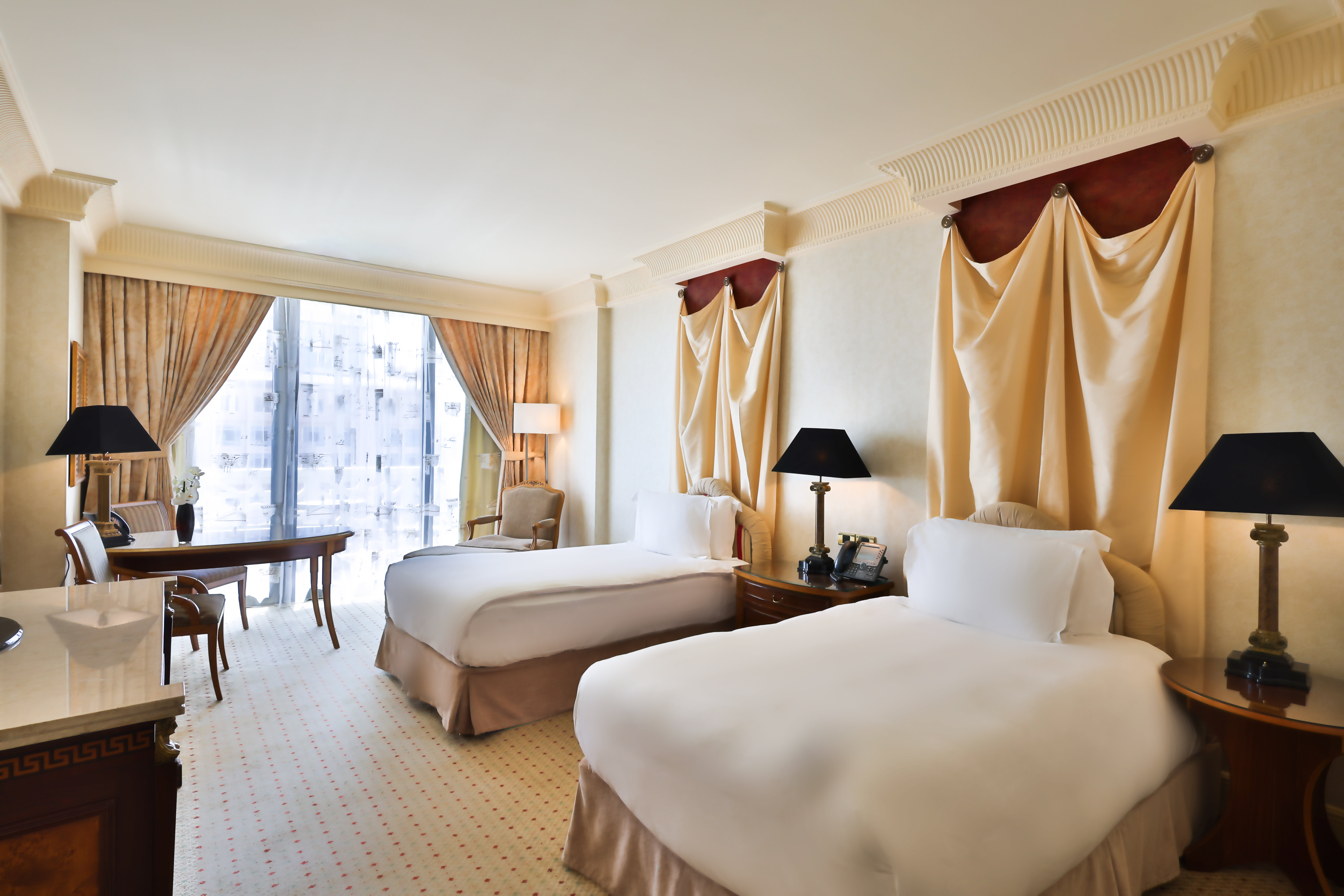 غرفة بريميوم بسريرين منفصلين بإطلالة على المسبح بشرفة للمدخنين، Intercontinental Phoenicia Beirut 3/4
