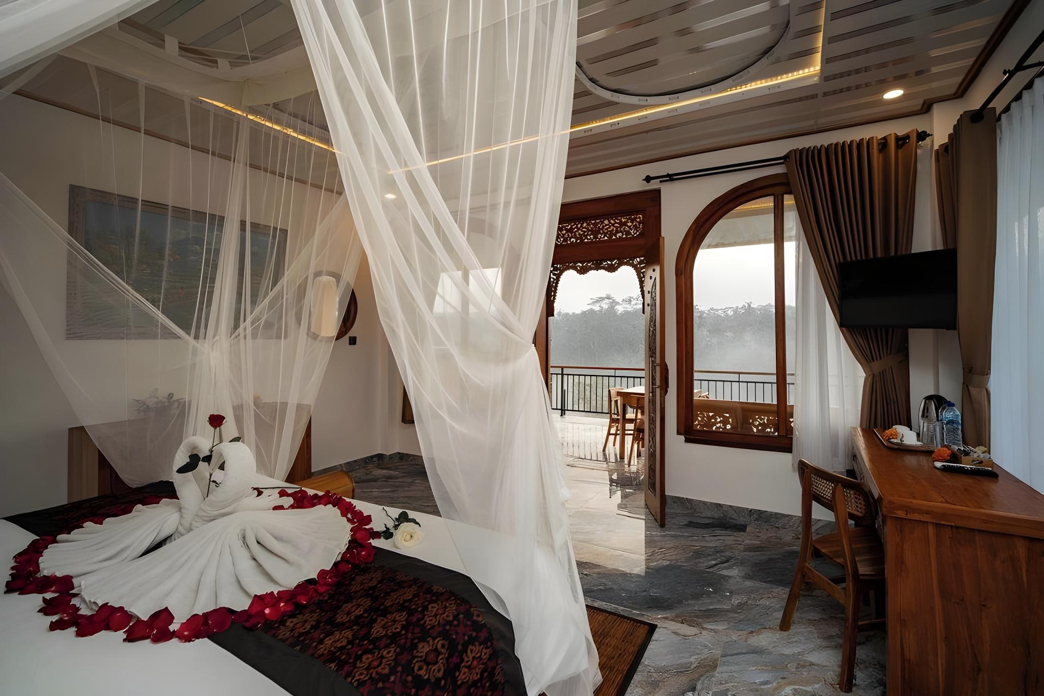 Grand, Double Bed, Valley View, Hot Tub
